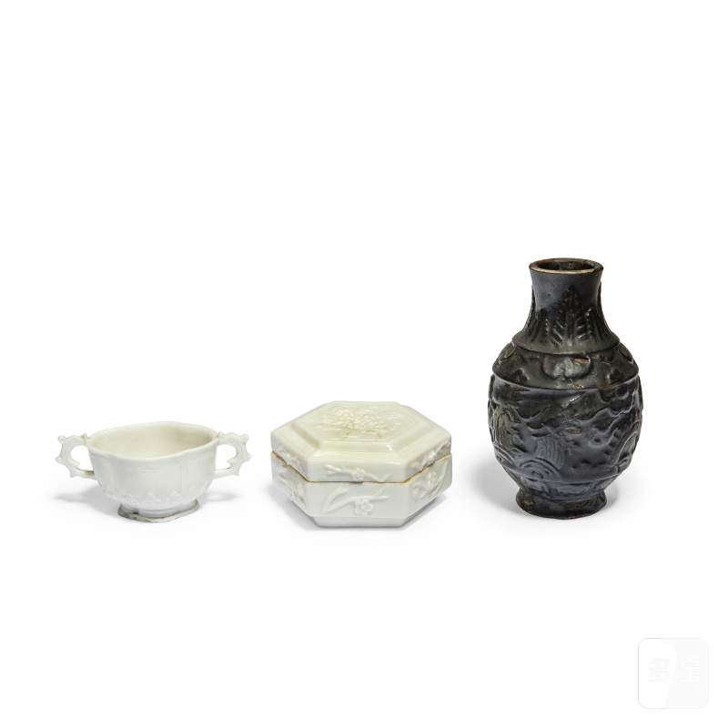 清 德化窯盃、盒及黑釉瓶 | A BLANC-DE-CHINE CUP AND BOX AND COVER AND A BLACK-GLAZED VASE - 图1